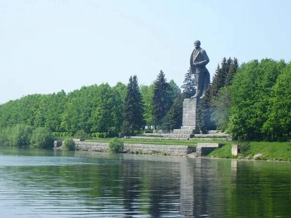 Памятник владимиру зворыкину в москве. Памятник ленину на канале москва-волга. Статуи канал москва-волга. Памятник зворыкину в останкино. Статуя ленина и сталина в дубне.