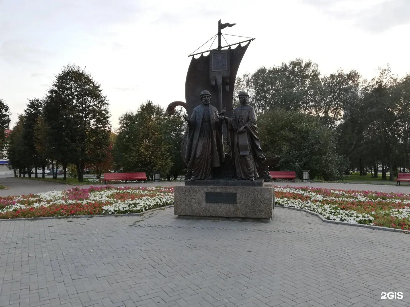 Памятник князю петру и княгине февронии батайск. Памятник петру и февронии в екатеринбурге. памятник святым петру и февронии осинники. памятник князю петру и княгине февронии зеленокумск. памятники святым в екатеринбурге.