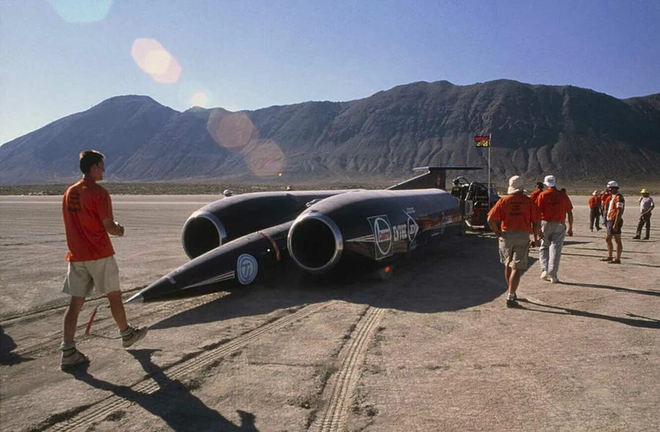 Энди Грин рекорд скорости. Энди Грин на Thrust SSC. Thrust SSC 1997. Реактивный автомобиль Thrust SSC. 1000 км б