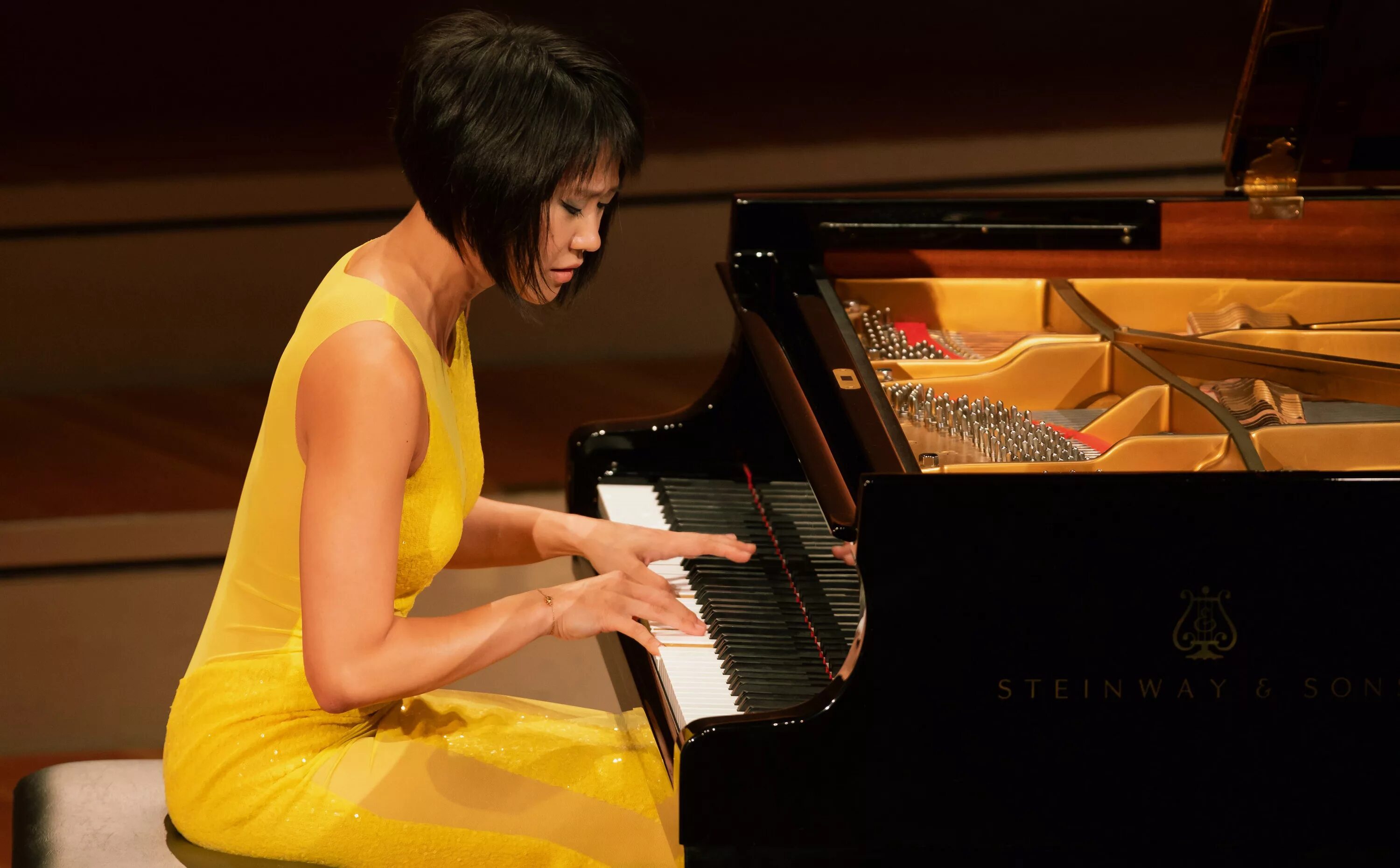 Пианистка ванг. Юджа Вонг. Yuja Wang пианистка. Ван Юйцзя китайская пианистка. Юджи Ванг китайская пианистка.