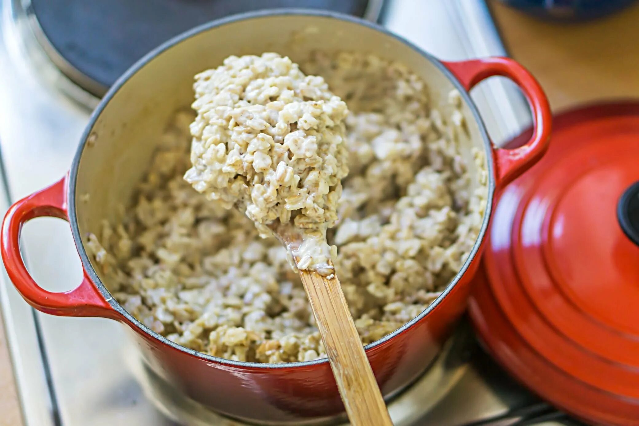 Каша из овсяных хлопьев. Густая манная каша на молоке. Как сварить густую кашу. Загустела манная каша. Овсянка.