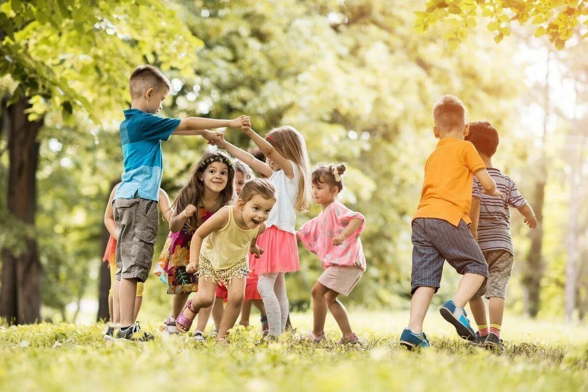 Дети на детской площадке. Летний день в городе. В нашем дворе всей детворе. В нашем дворе всей детворе. Лето в городе дети.