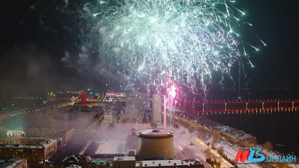 Салют в волгограде 9 мая. Салют "новогодний". Салют в волгограде на новый год. Салют в ясном небе. Салют в волгограде на новый год.