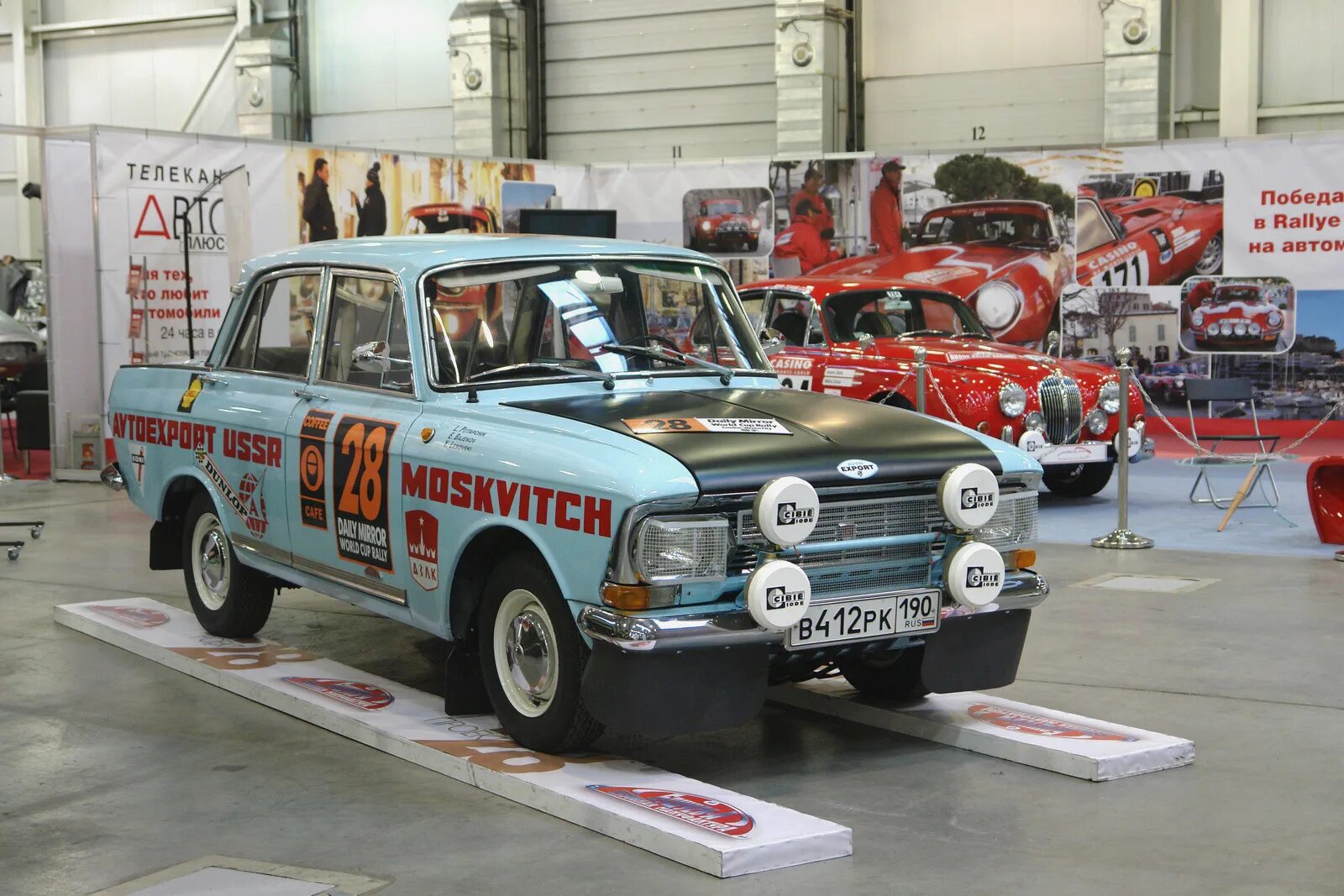 в гюмри автомобили москвич 41. эмблема клуба москвич.