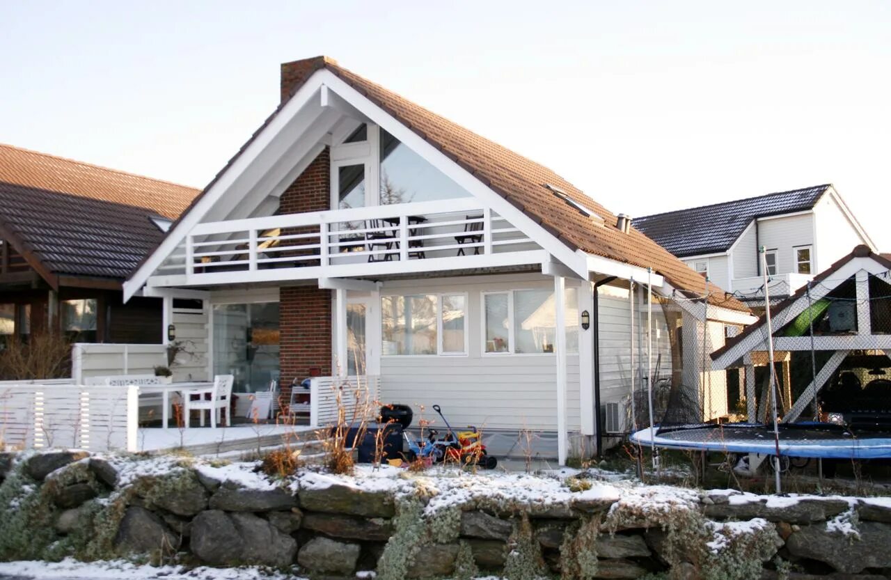 мансардный балкон в частном доме. крыша под балконом. крыша под балконом. панорамное остекление мансарды. балкон на мансардной крыше.