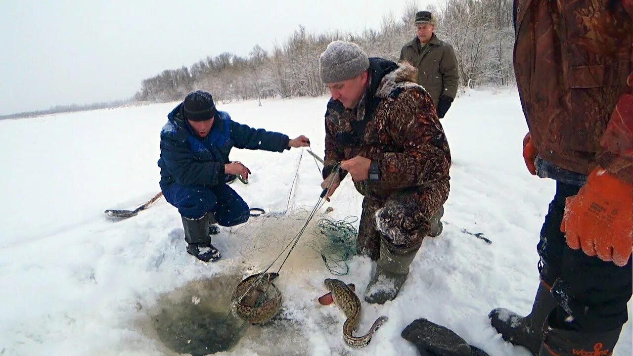 Рыбалка сетью на реке. Ловля сетями. Сетка для зимней рыбалки. Рыбалка сетями зимой. Хапуга для рыбалки.