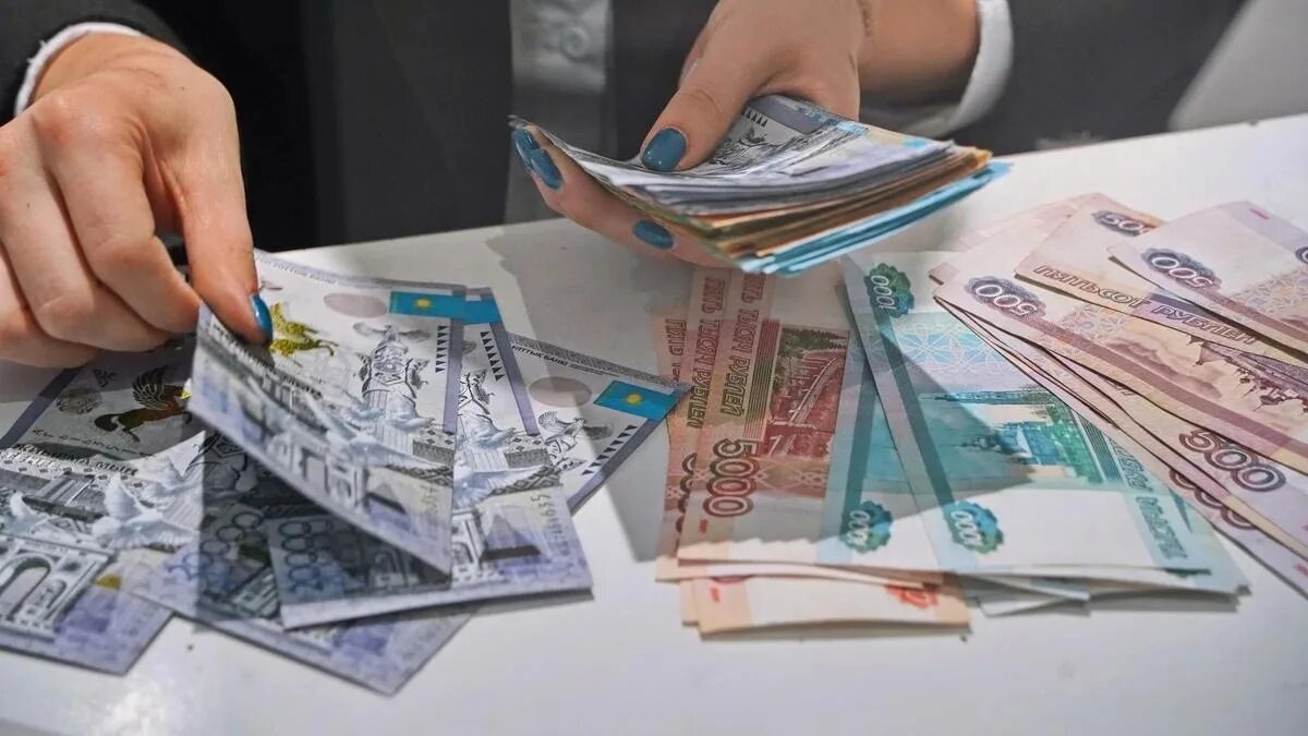 80 тысяч тенге в рублях. Денежные средства. рубль фото. тенге в рубли. деньги рубли.