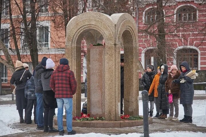 Хромая лошадь Пермь 5.12.2009. Сквер уральских добровольцев Пермь. Памятник погибшим в клубе Хромая лошадь Пермь.