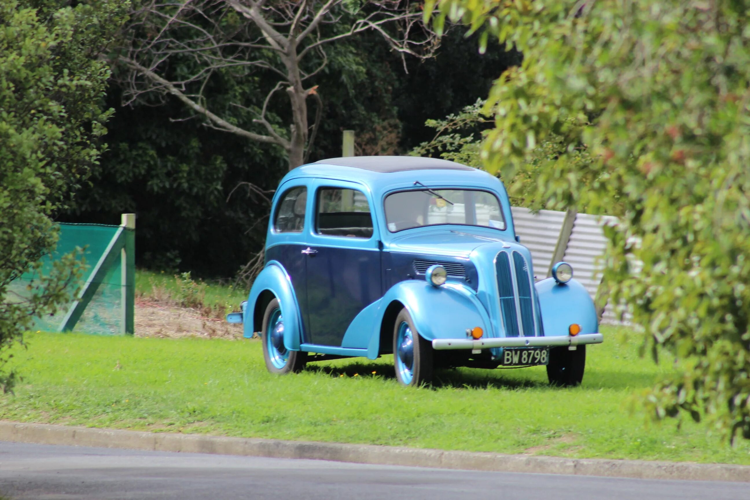 Маленькая синяя машина. Старые маленькие машины. Маленькие старинные машины. Голубая машина Старая. Маленькая машина старинная.