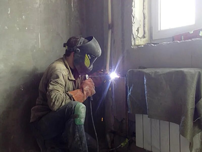 сварщик трубопроводов. сварочные работы отопление. сварка отопления. сварщик труб. электросварка труб отопления.