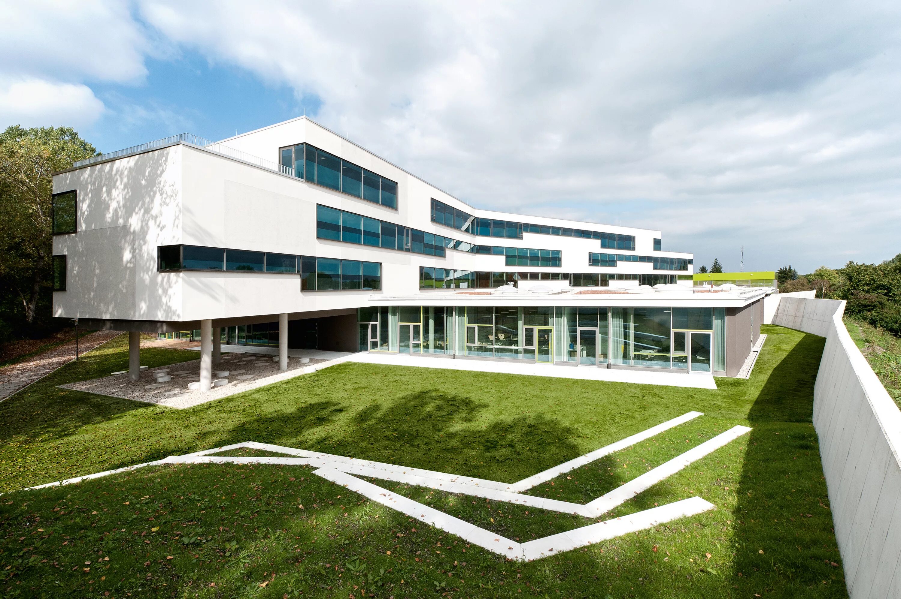 Школа вид зданий. Архитектура школа litherland high school. школа орестад в дании. научно-образовательный центр в австралии архитектура. школы канады архитектура фасады.
