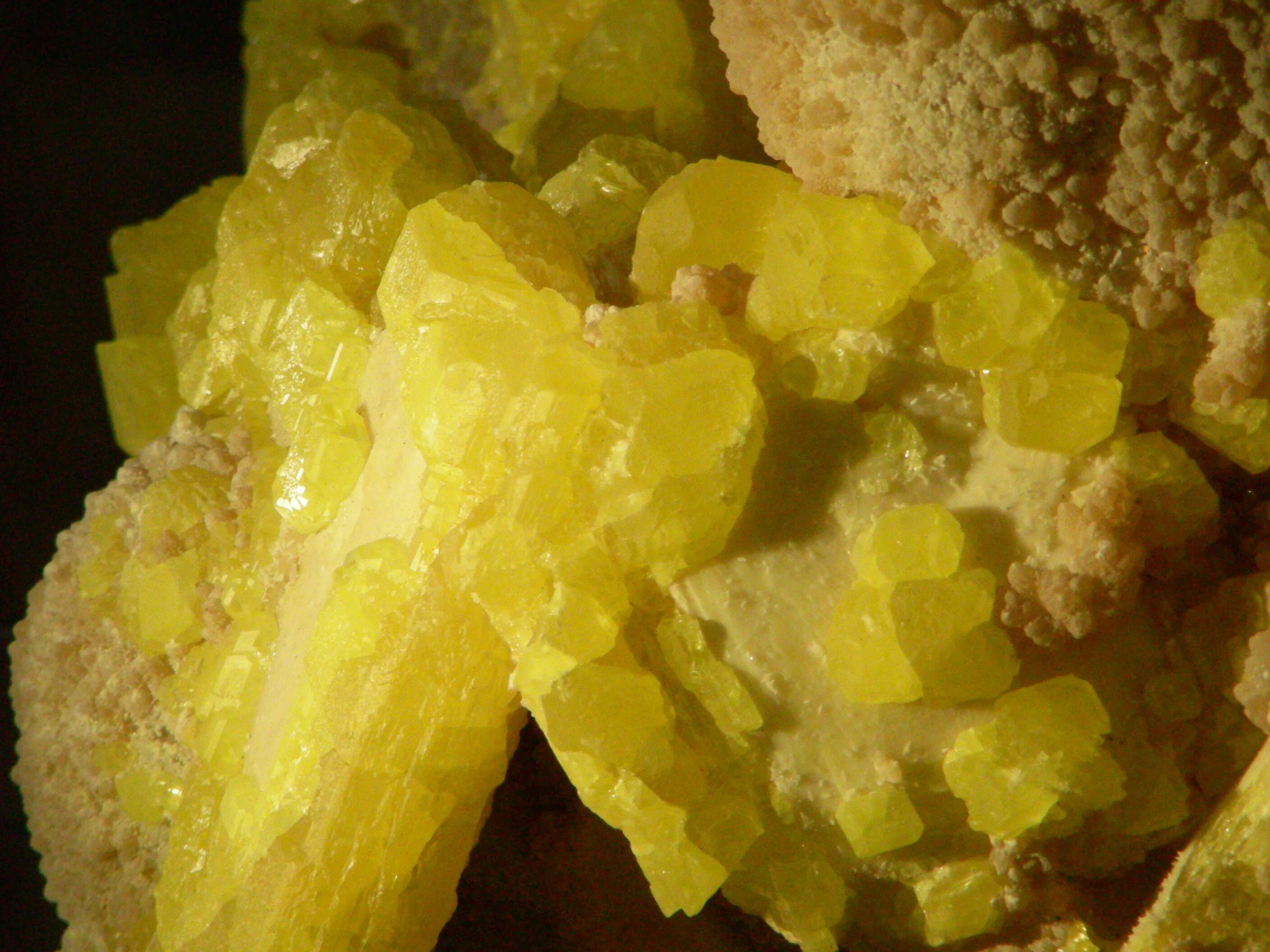 Сера картинки. Сера / sulfur (s). Чешуйчатая сера. Сера химический элемент минерал. Элементная сера.
