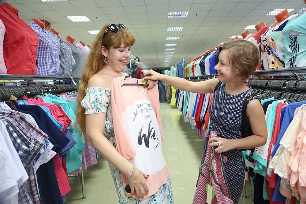 Комплекс одежды. Спецодежда для продавцов пекарни. Продавец одежда омск. Сотрудники магазина найк. Продавец одежда омск.