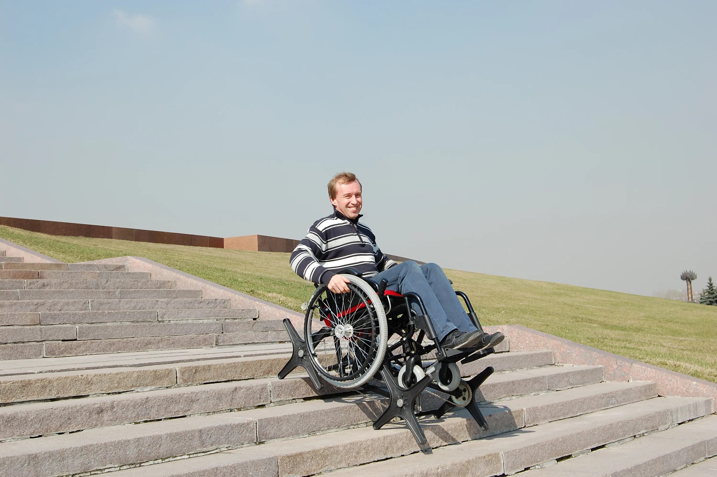 Коляска гради стандарт. Коляска ступенькоход для инвалидов. Ступенькоход шагающий для инвалидов. Шагающая коляска для инвалидов для лестницы.