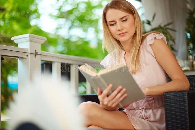 Случайная женщина читать. Женщина читает. Немцы читают. Девушка с книгой. Случайная женщина читать.