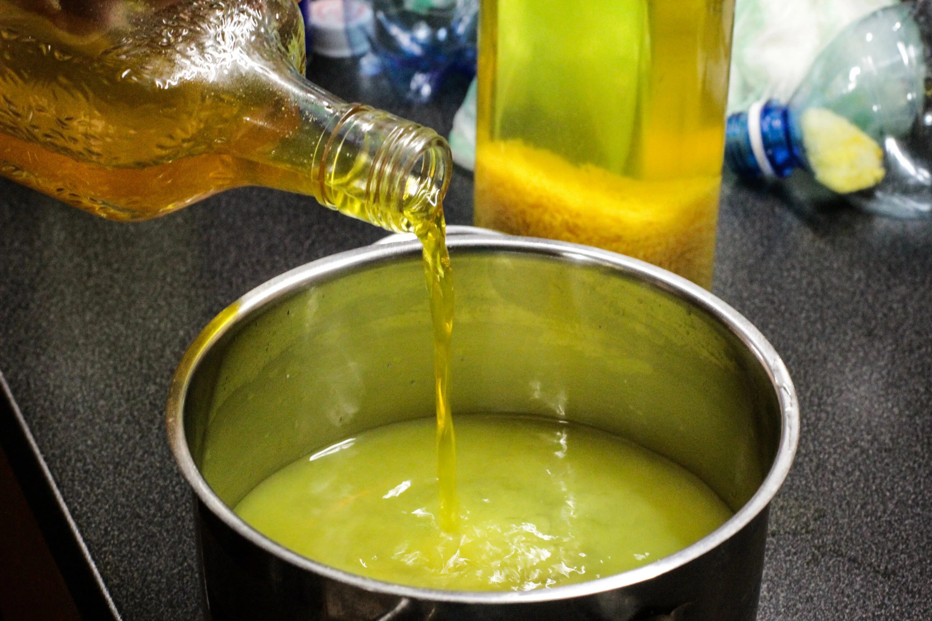 Настой лимон. Отвар лимона с лаврушкой. Отвар лимона. Долька лимона. Стакан с лимоном.