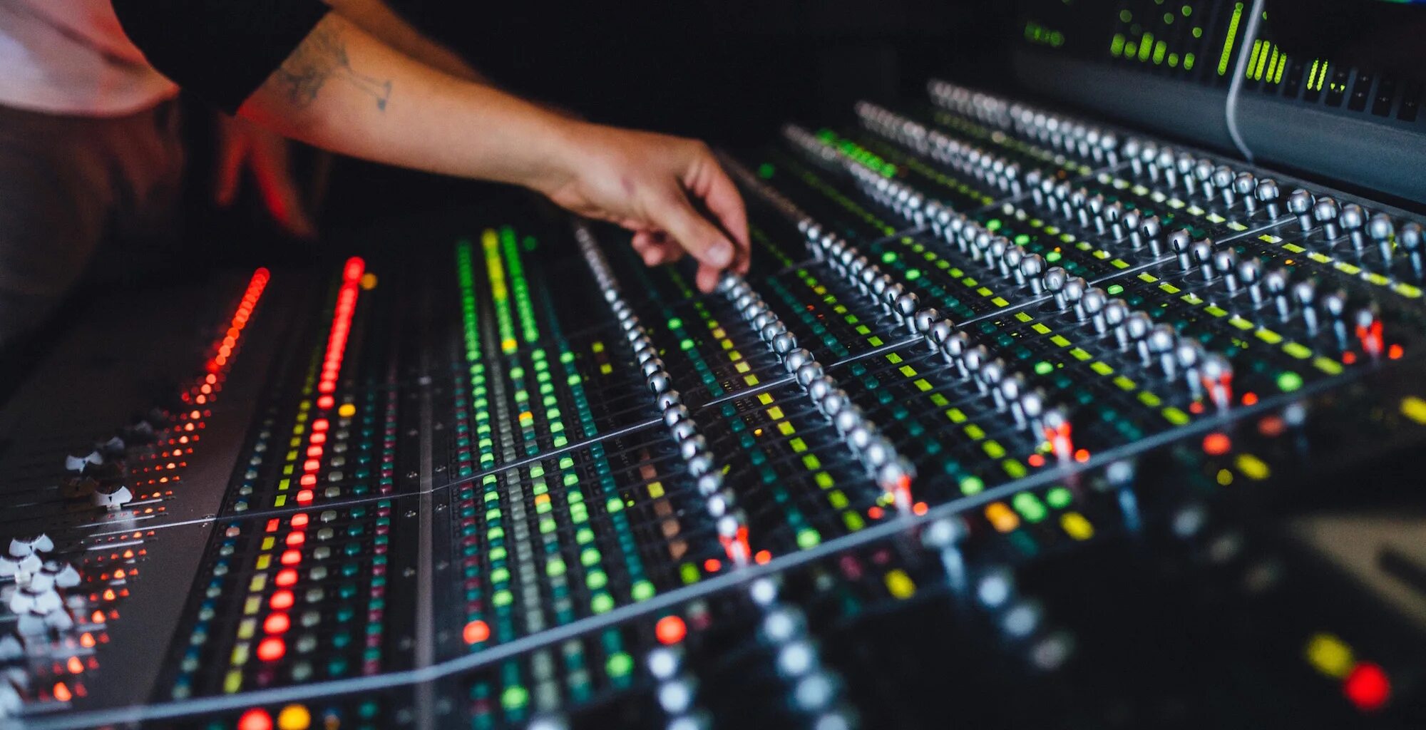 Music engineering. Music engineering. Звукорежиссер на концерте. Омега студия. Аранжировщик профессия.