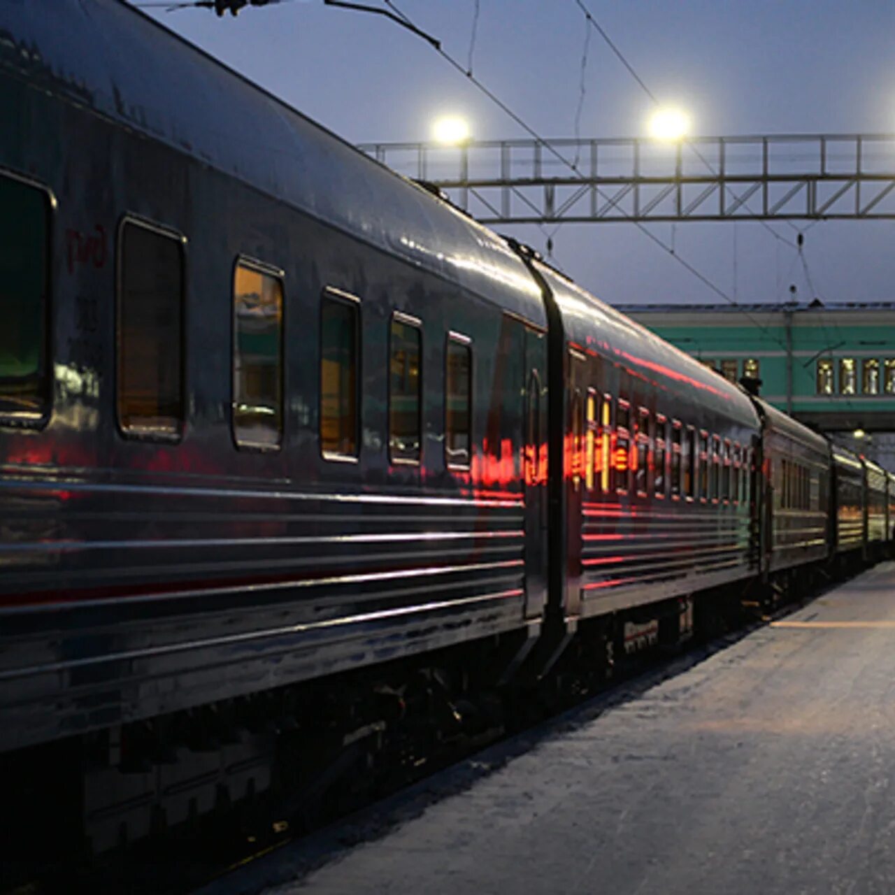 Фото поезда москва. Поезд дальнего следования. Пассажирский поезд на вокзале. Ночной вагон. Пассажирские вагоны дальнего следования.