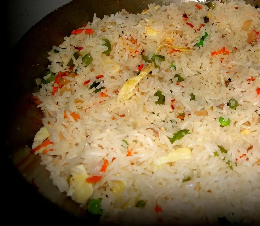 рассыпчатый рис на белой бумаге. рис гарнир. вкусный рассыпчатый рис. рис фото рецепт. рис гарнир карри.