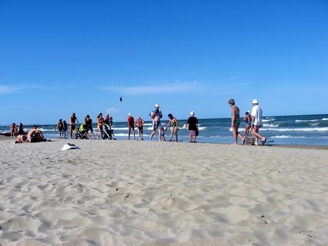 Адлер песчаный пляж. Лазаревское море пляж песочный. Пляжи сочи с песчаным пляжем. Сочи где песчаные. Сочи сакки песочный пляж.