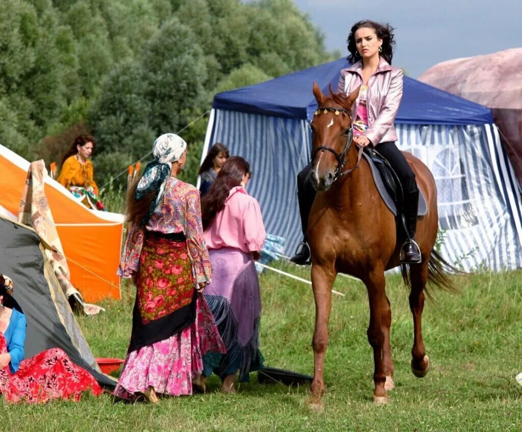 Деревня таборы онежский район. Сколько лет таборам. Tabor приложение. Табор табор цыганский. Цыгане кэлдэрары.