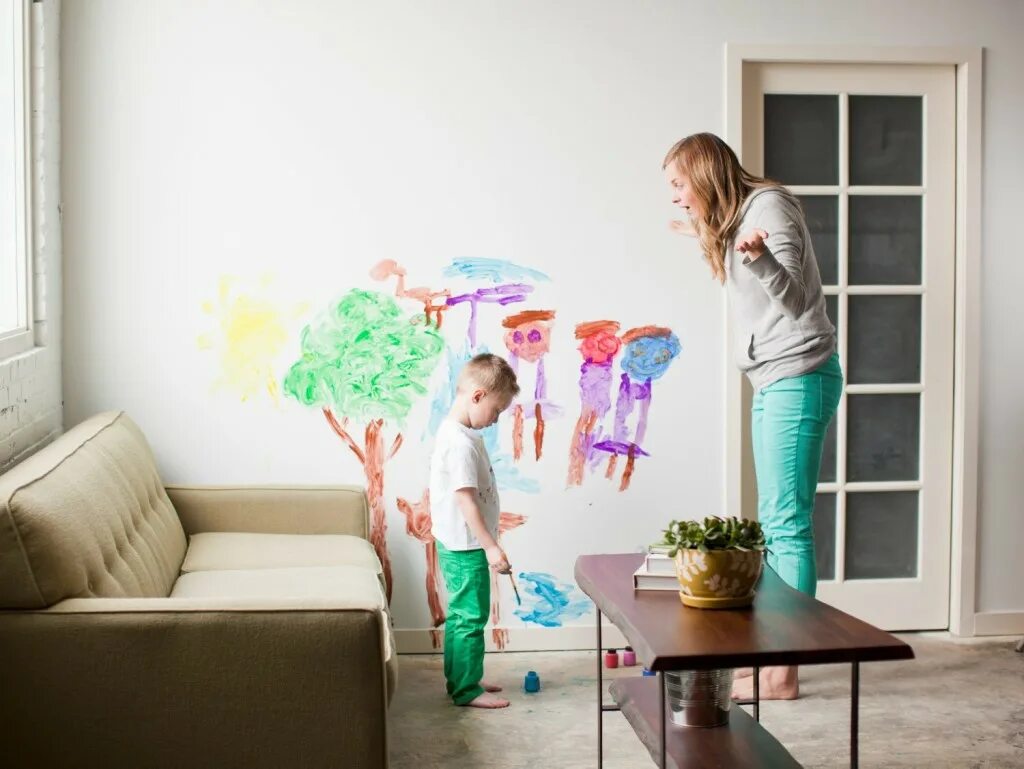 Child Painting on the Wall. Нарисовать маму с ребенком. Parents Painting Walls картинка для детей. She is Painting the Wall.