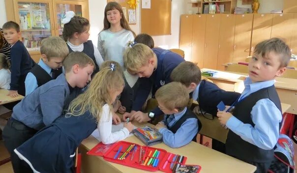 24 часа в школе. Профориентация для школьников. Занятия в школе старшеклассники. 6 часов в школе. Школьники в школе.