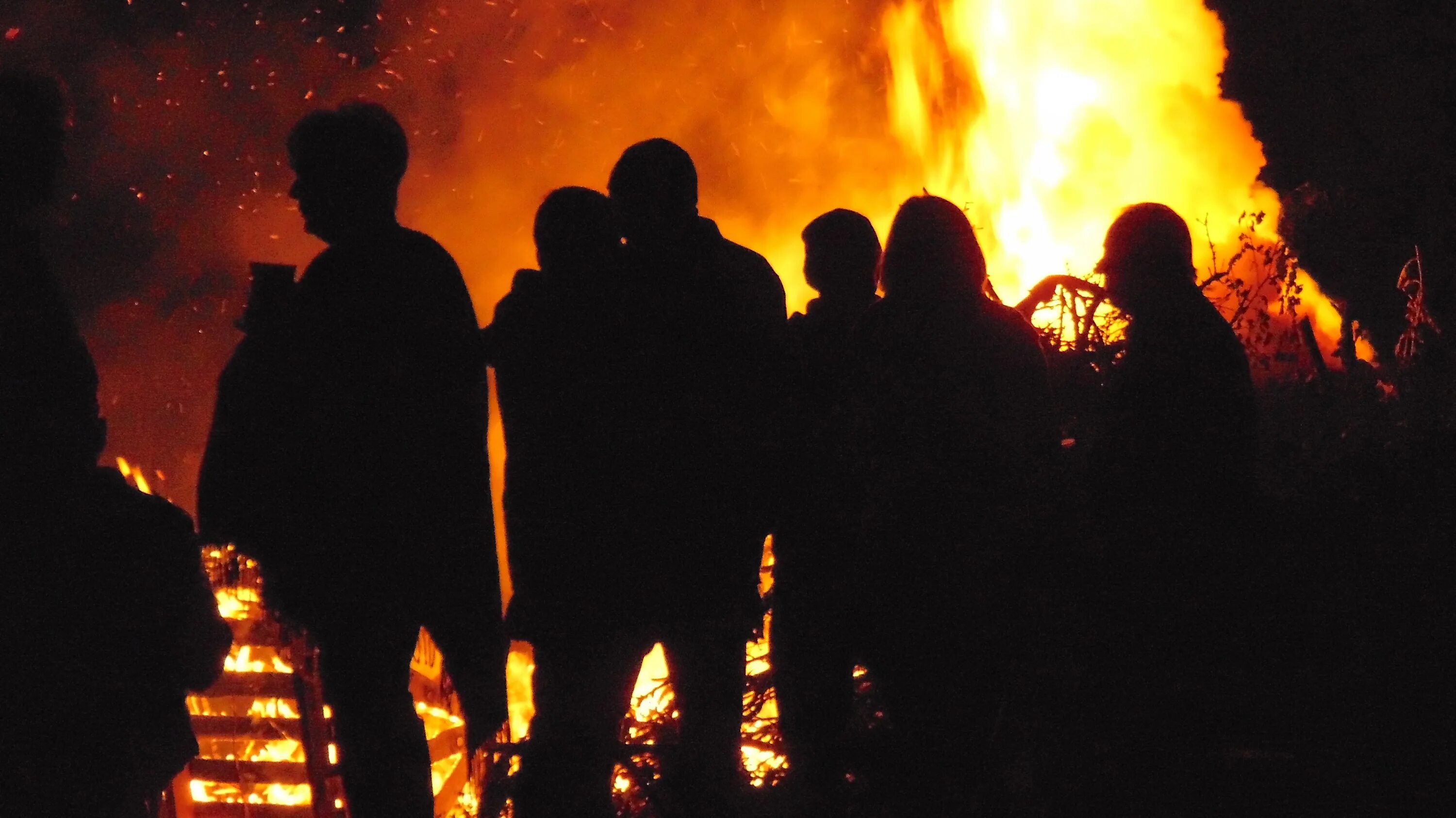 Fires people. Огонь лес люди. Пожар в турции 2021. Человек огонь. Лесные пожары в калифорнии.
