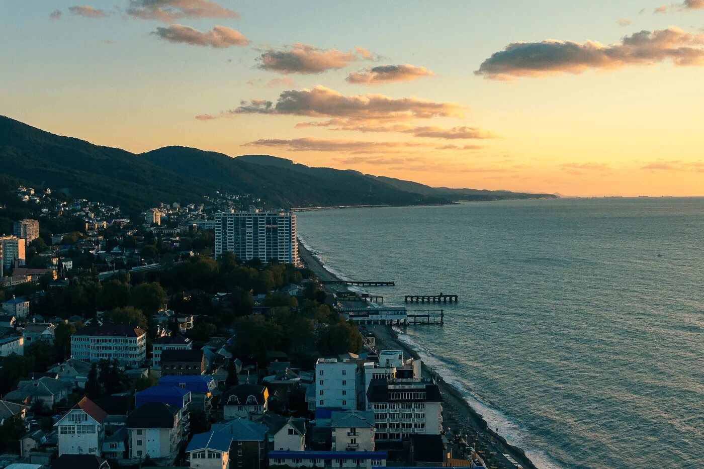 Море в лазаревском на 10 дней. Посёлок Лазаревское Сочи. Поселок Лазаревский сочинского района. Чёрное море Лазаревское посёлок. Лазаревка Сочи.