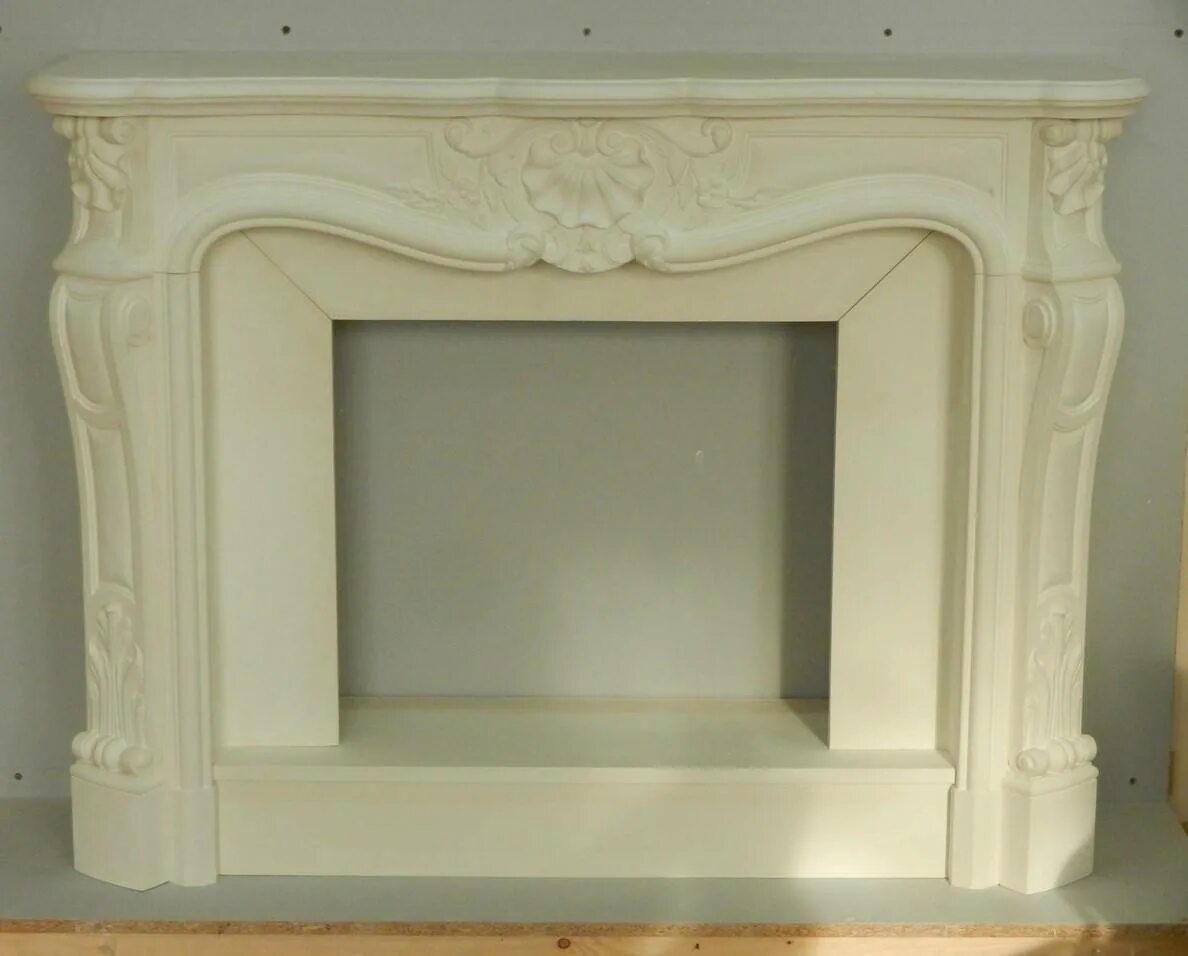 Гипсовая лепнина на камин. Камин с лепниной. Отделка камина лепниной. Гипсовый портал. Лепнина из гипса на камин.