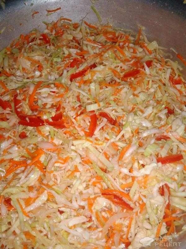 Салат капуста перец морковь лук. Салат с капустой и морковью. салат капустный с болгарским перцем и морковью. салат с капустой и перцем болгарским. капуста с морковью и перцем болгарским.