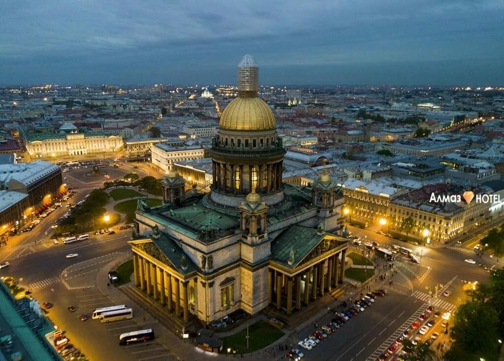 Вид сверху Исаакиевского собора в Санкт-Петербурге.