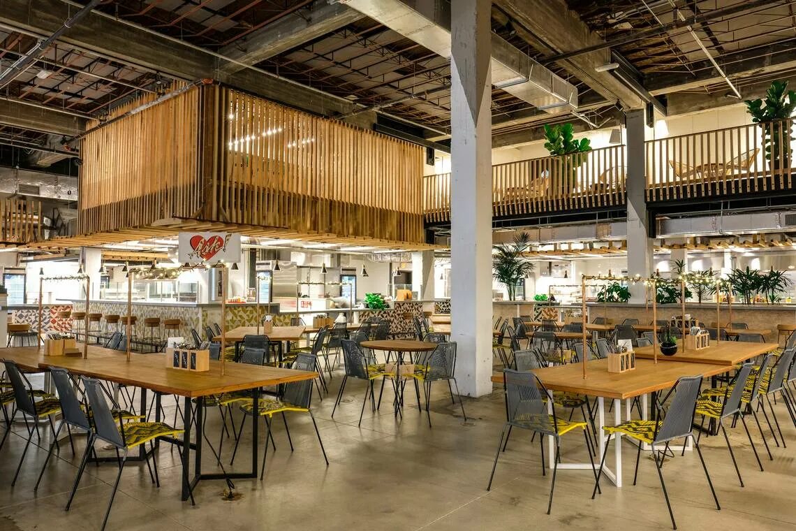 Eat market смоленский пассаж. Фудкорт на юго. Фудкорт на юго. Галерея санкт-петербург фудкорт eat market. Фуд холл eat market москва.