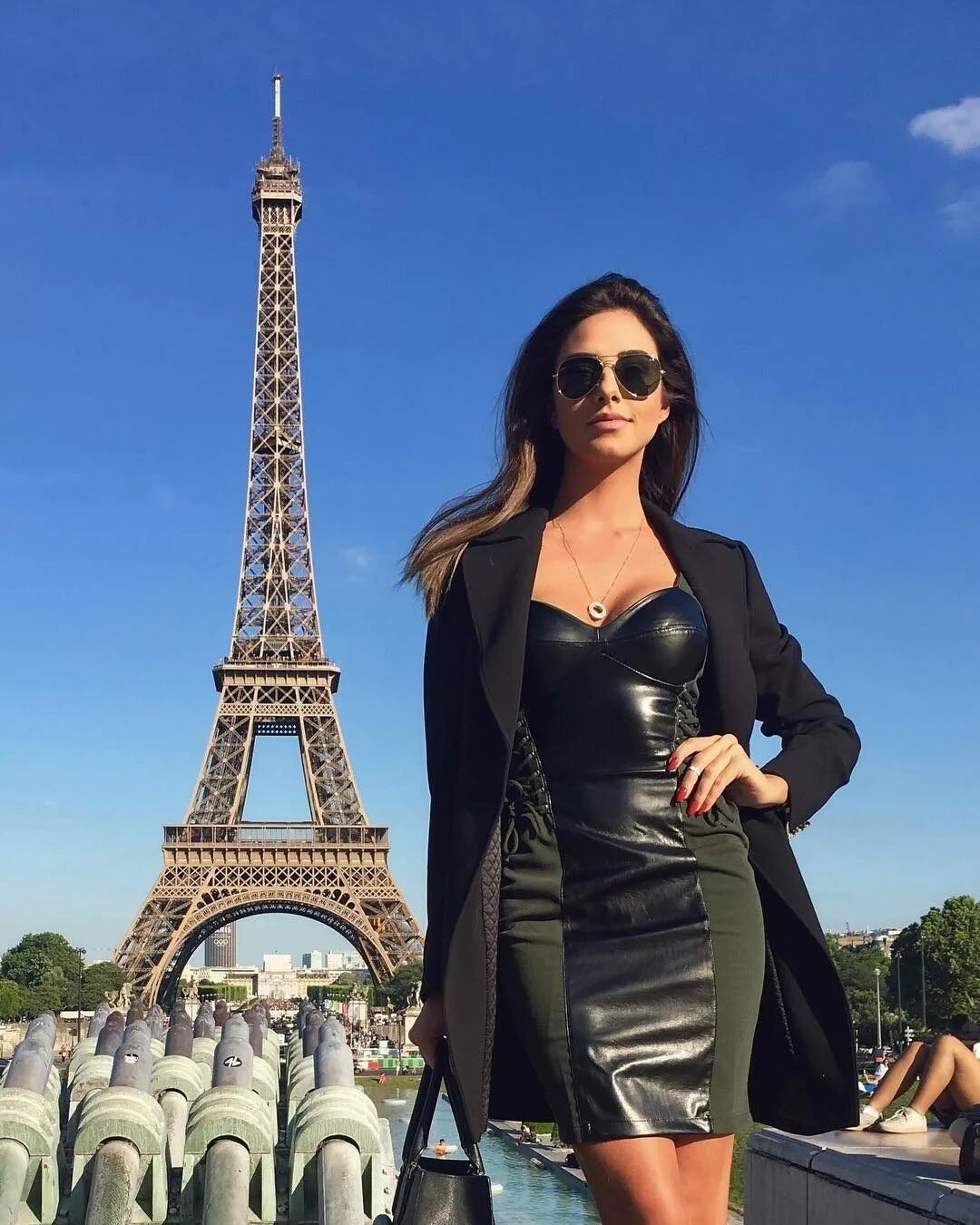 фотосессия в парижском стиле. модели в париже. французские женщины. девушка у эйфелевой башни. русская модель в париже.