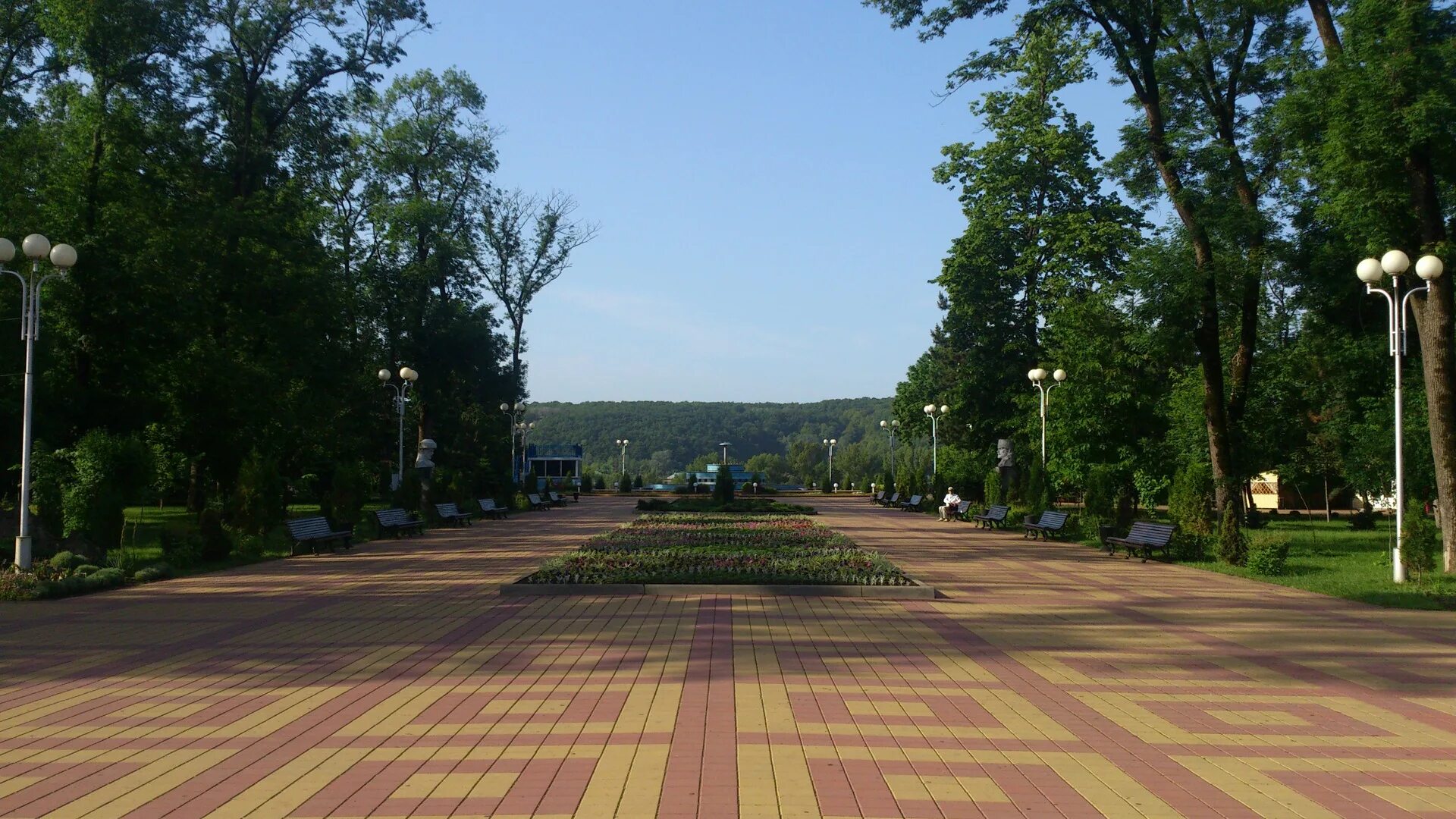 Майкоп центральный парк. Парк мэздах в майкопе. Майкоп столица республики адыгея. Клумба парк майкоп. Городской парк майкоп.