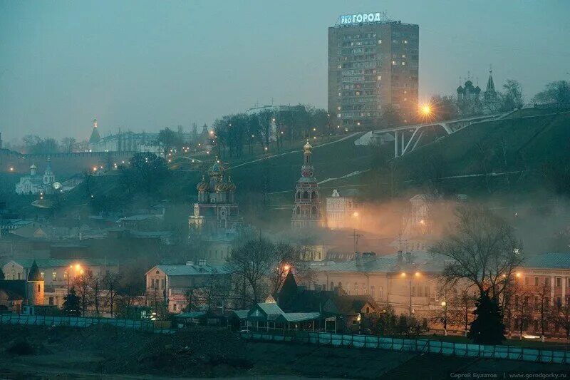 Нижний новгород вид с моста новый год. Тайницкая башня нижегородского кремля. Завод загрязнения атмосферы нижний новгород. Атмосферно нижний новгород. Загрязнение атмосферы нижний новгород.