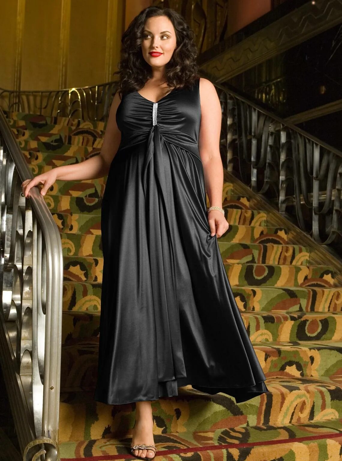 Платье полной длины. Вечернее платье плюс сайз для женщин за 50. plus size джорджина хорн. вечерние платья плюс сайз 2025. платье ампир плюс сайз.