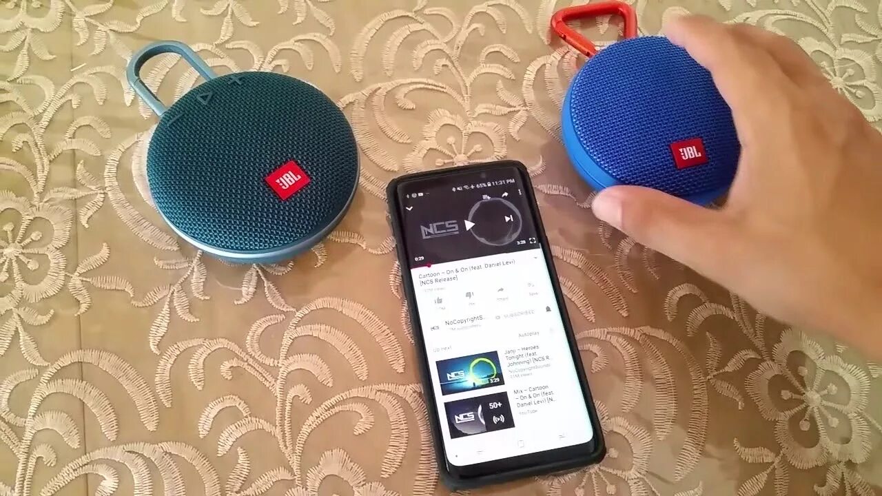 JBL clip 3. Колонка JBL clip 4 кнопка блютуз. Clip 2 JBL белая. Портативная акустическая система JBL clip 4 Blue. Телефон не видит jbl