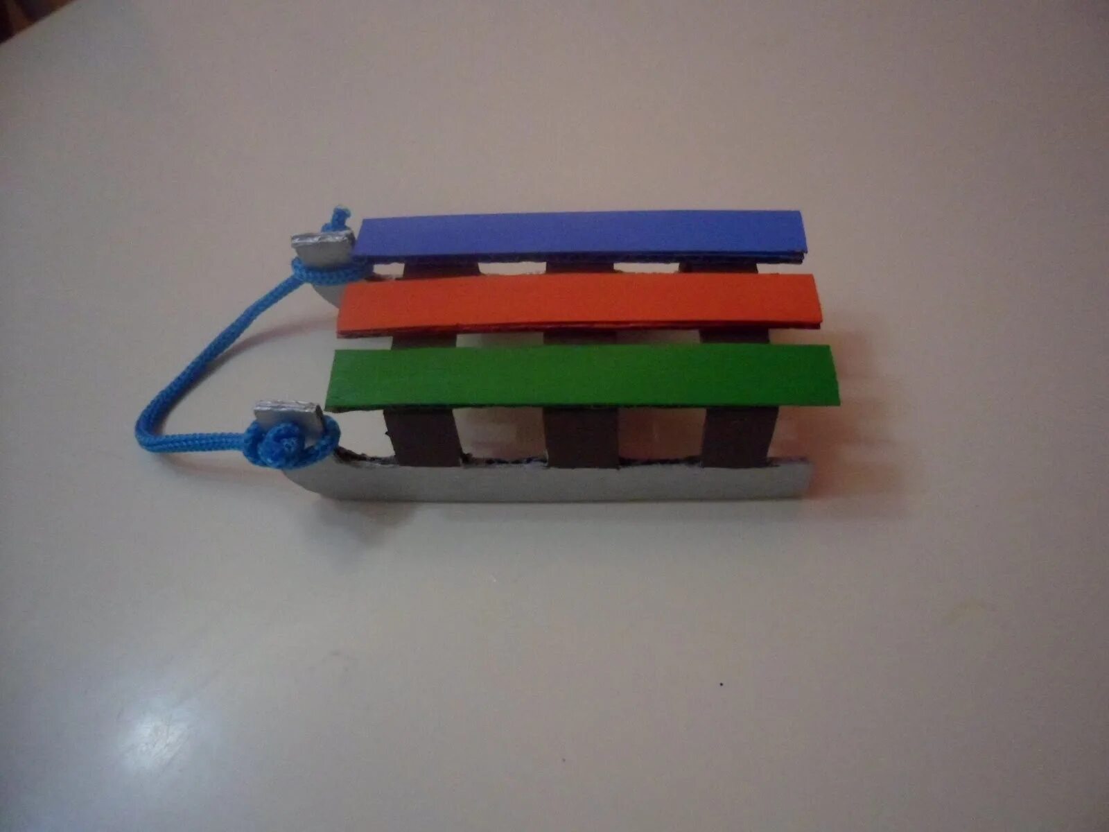 лепка сани в средней группе. лепка из пластилина санки. сани деда мороза из пластилина. лепка санки. лепка саночки.