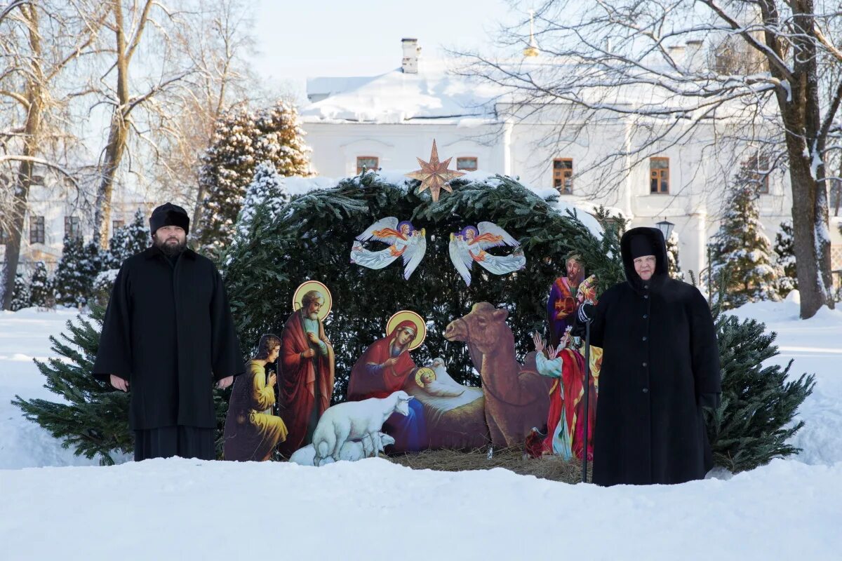 Храм рождества христова в домодедово. Фото с рождеством. Высокопетровский монастырь ночью. Рождественский храм в дивеево. Рождество в ченстоховском монастыре.