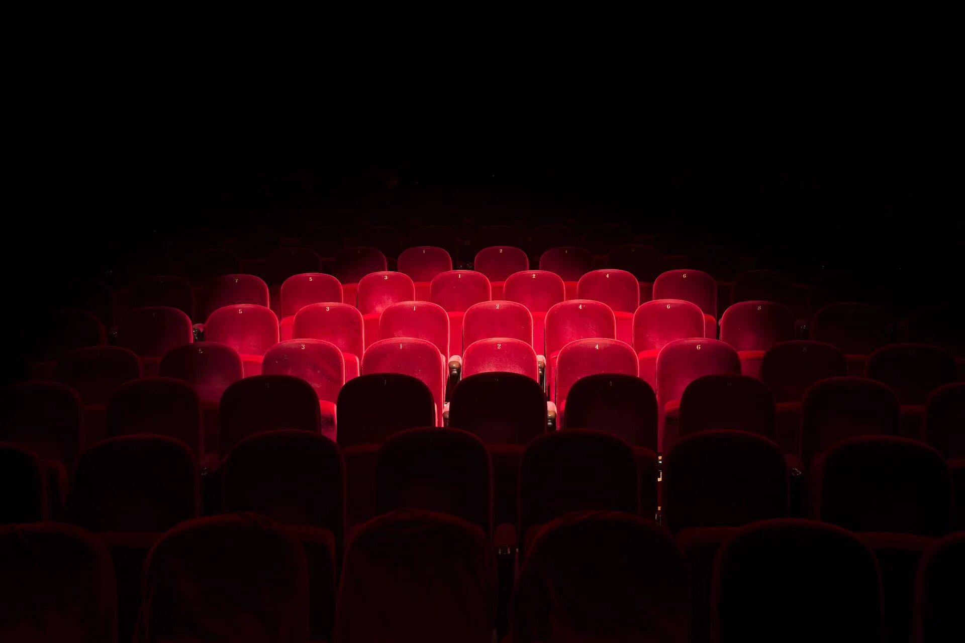 Красная 5 купить билеты. Красные кресла в театре. Красный зрительный зал. Зрительный зал с креслами в театре. Театральный зал красные кресла.
