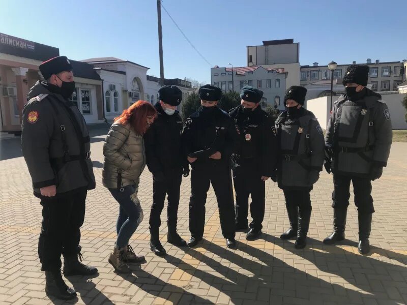 Сотрудник полиции. Омвд хорошево-мневники заместитель полиции. Полицейский проверяет. Контроль за несением службы нарядами ппсп. Отдел полиции.