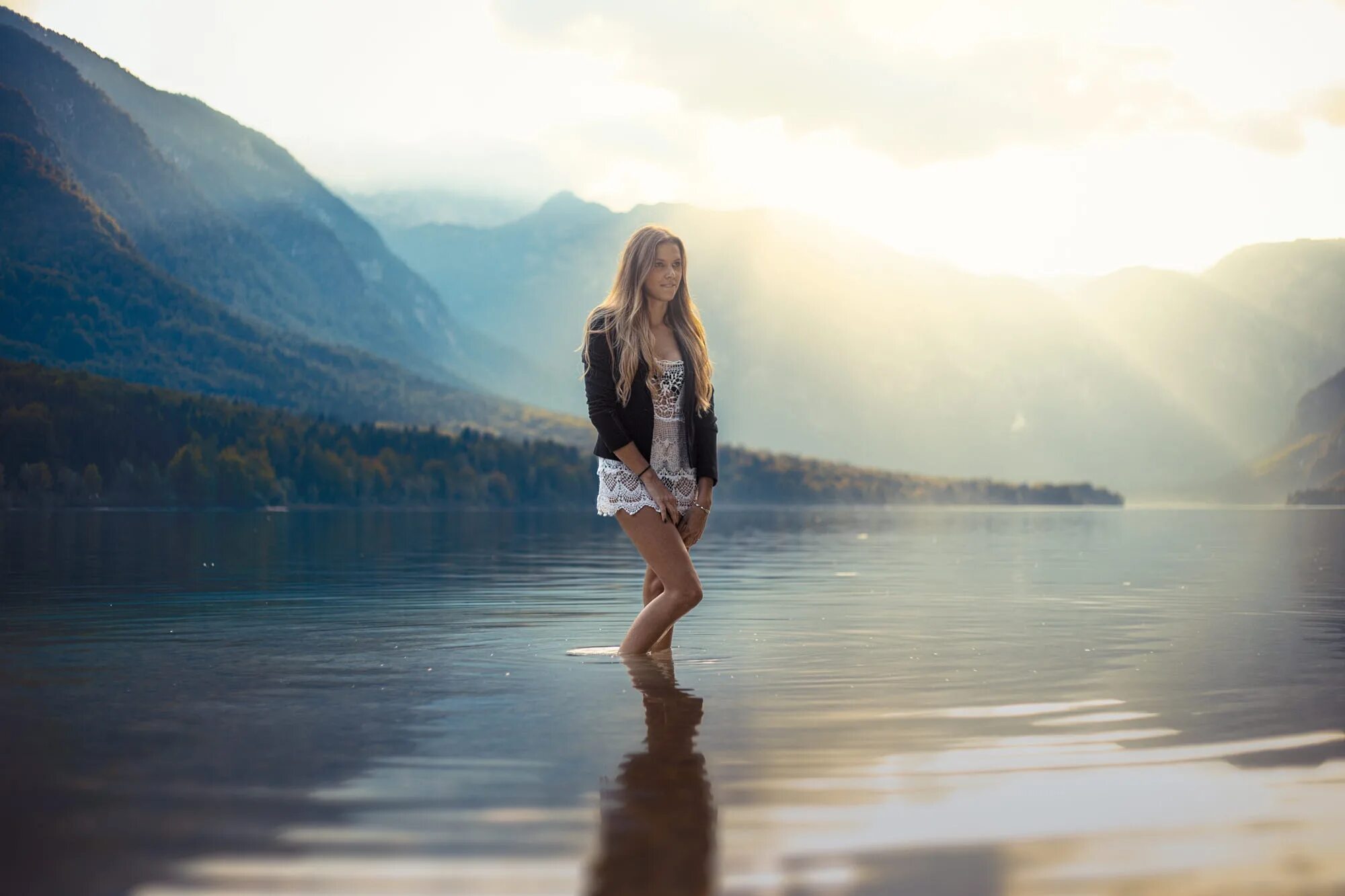 Lake girl. Красивая девушка в горах. Девушка в горах у озера. Девушки на озере. Фотосессия на озере.