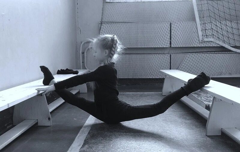 Шпагат с двух стульев. Ирина чащина растяжка. Шпагат на стульях. Шпагат с двух стульев. Растяжка на шпагат со стула.