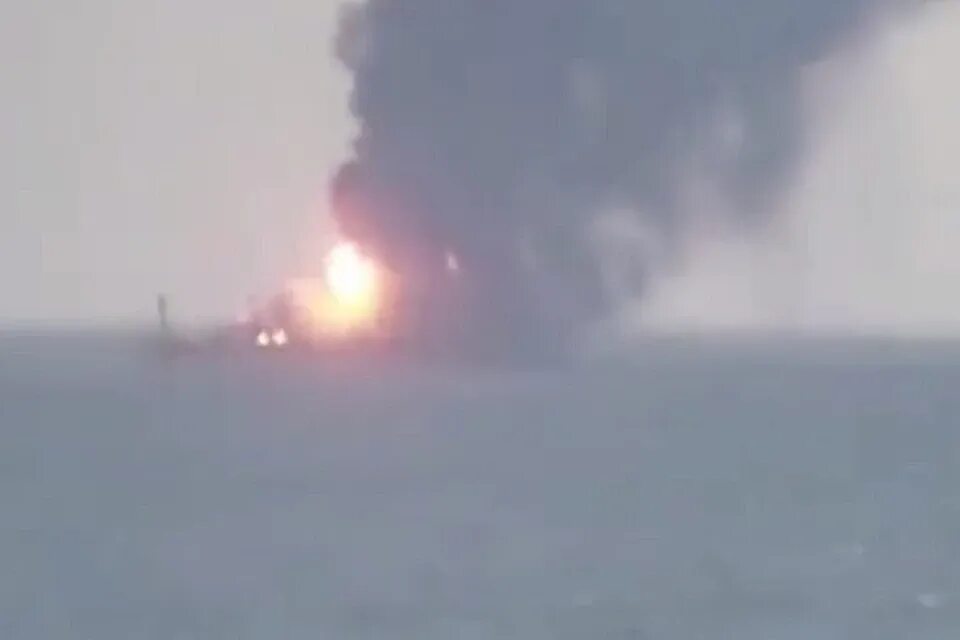 Черное море горело. Пожар на танкере газовозе. черное море горит. судно танзании в черном море. черное море горит 1927 фото.