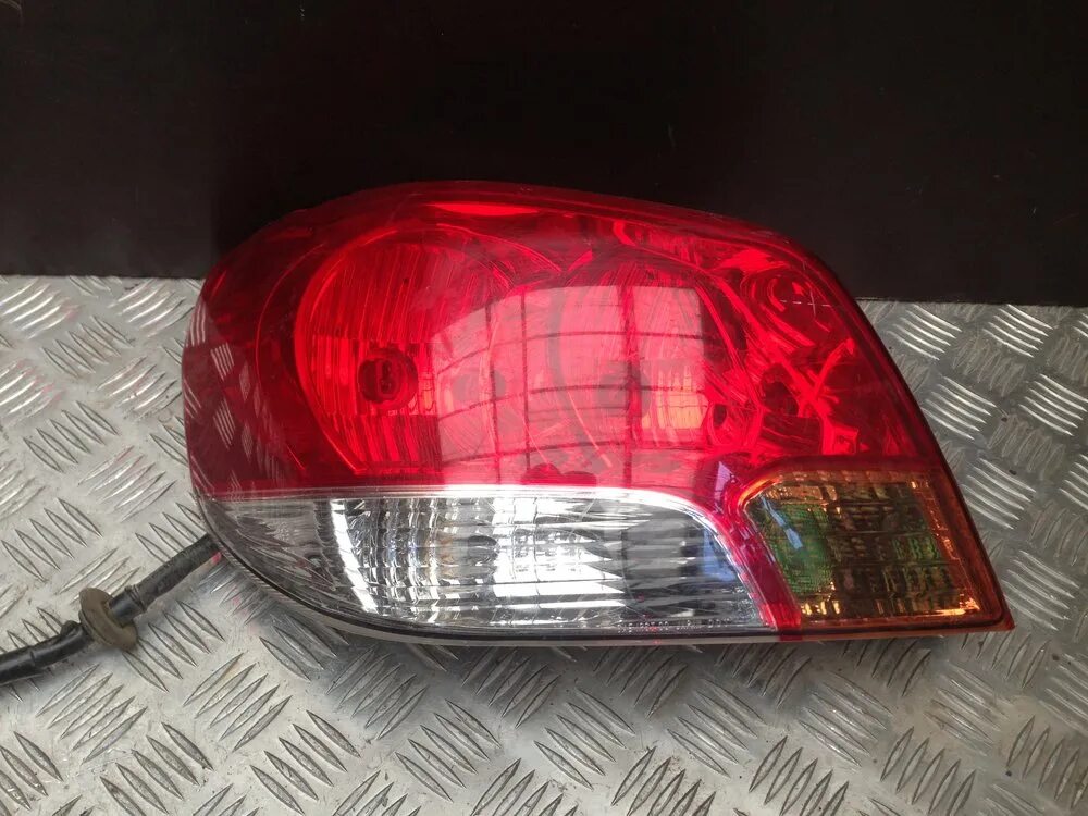Задний фонарь аутлендер. Фонарь задний левый mitsubishi outlander 2002-2006 хром. фонарь задний левый аутлендер 1. mitsubishi outlander 1 2000г фонарь задний левый. фонарь outlander 1.