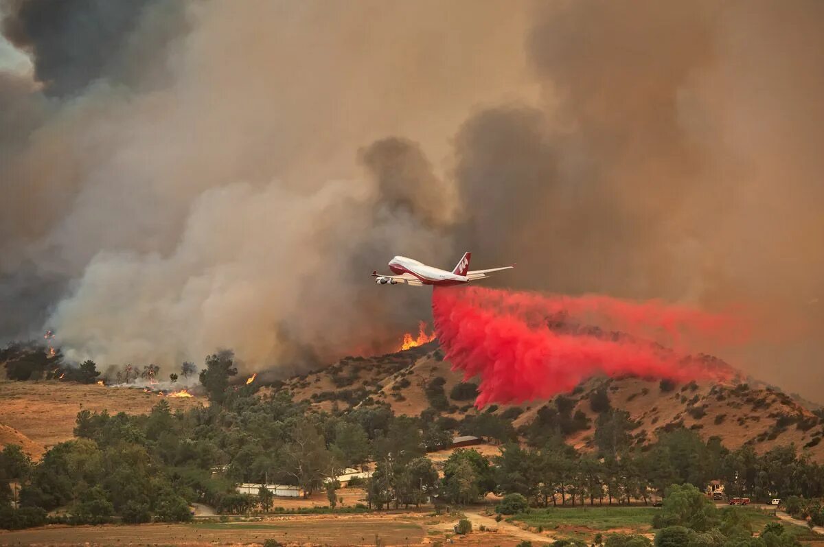 В каком году появились пожарные самолеты. Пожарный самолет. Пожар в самолете. Пожарный самолет самый. Самолет над пожаром.