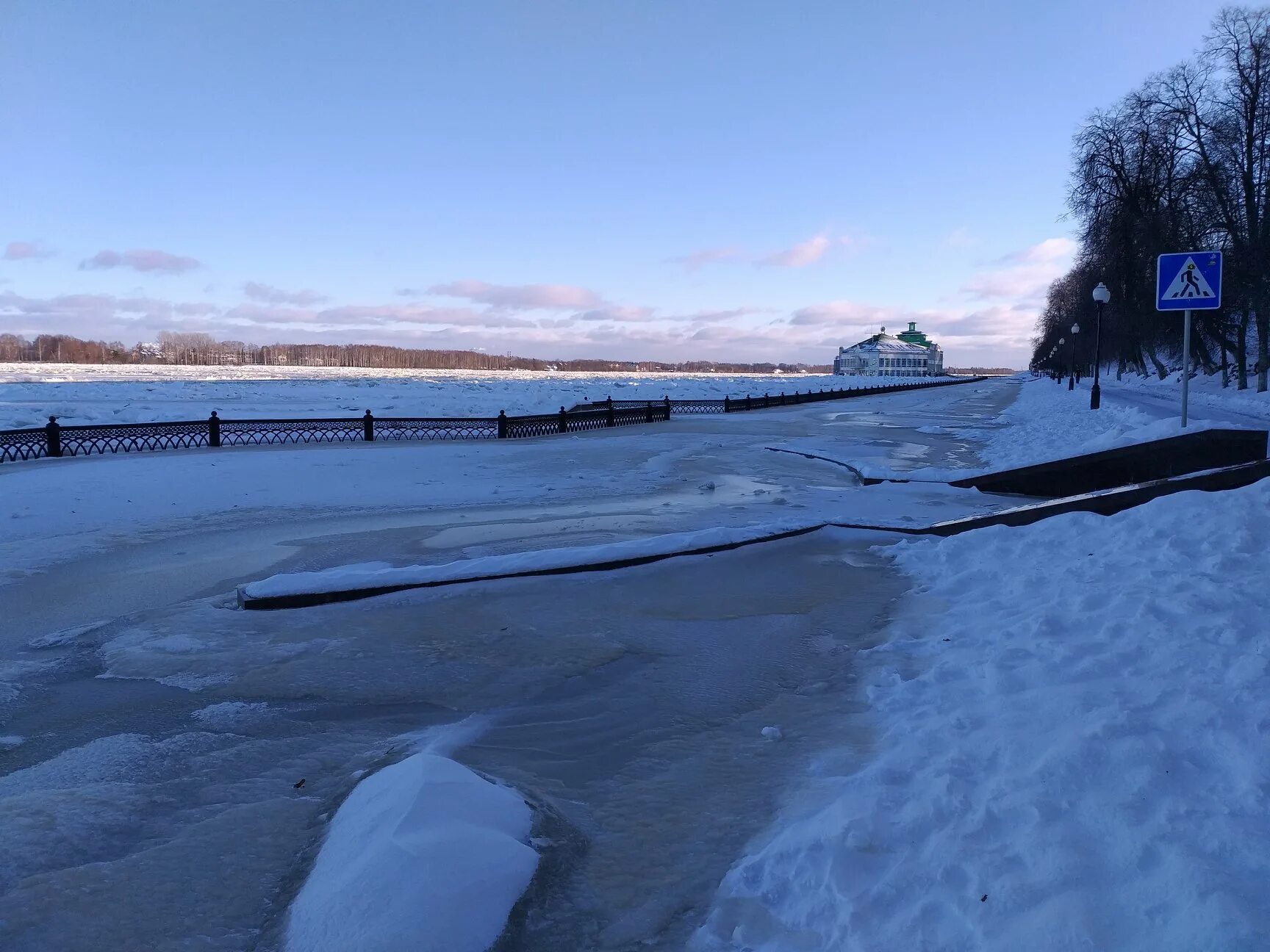 Уровень воды в волге казань на сегодня. Ярославль набережная. Ярославль потоп 2020. Затопленная Которосльная набережная Ярославль. Затопление берегов Волги Ярославской области.