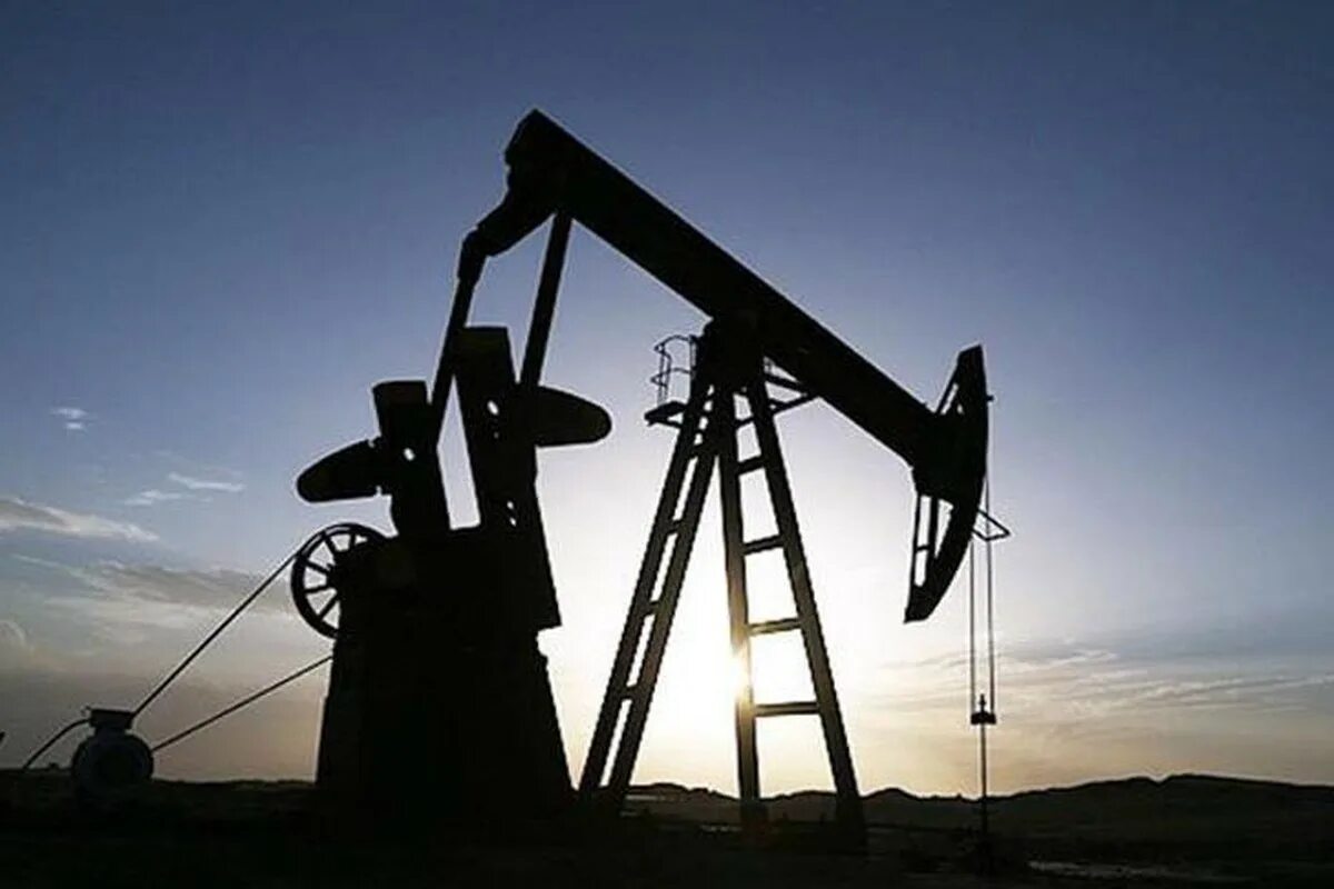 Добыча нефти начало. Добыча нефти. Нефтяные вышки Казахстана. Добыча нефти в Казахстане. Нефтяные вышки в США.