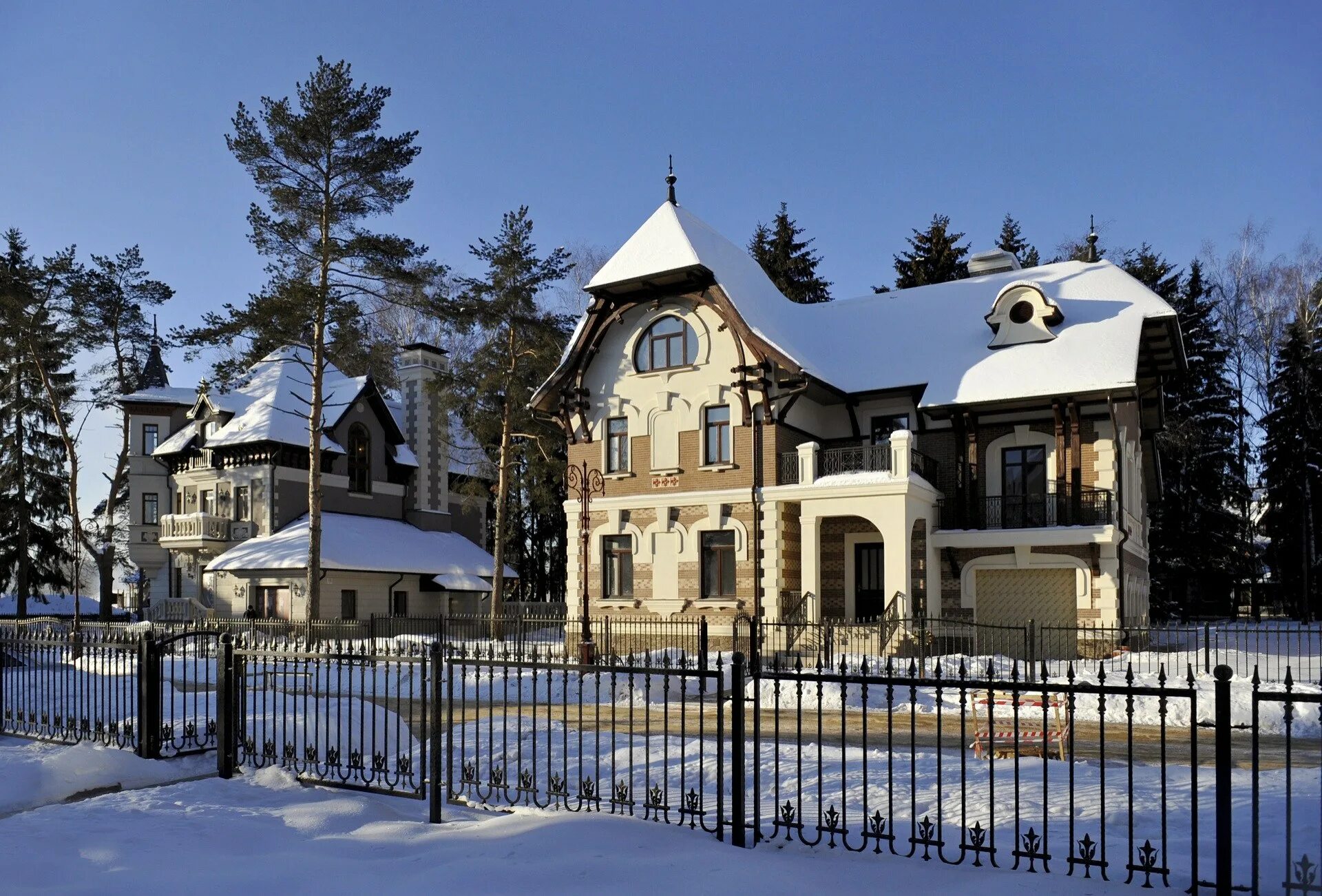 Монтевиль парк. Коттедж поселок элитный. Коттедж поселок элитный. Рублевка коттеджный поселок. Монтевиль новая рига.